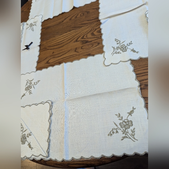 COPY - Irish Linen Vintage place mats and napkins. 4 of each. Floral Embroidery… - Picture 2 of 8
